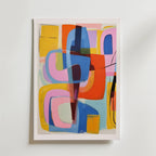 Dialogue in Color Poster av Bozetto visar livfulla överlappande geometriska former i blått, rosa, orange, gult och svart, inramade i vitt och placerade på en ljusgrå vägg.