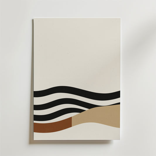 Bozetto Earthline Harmony Poster är en minimalistisk abstrakt konstprint med vågiga svarta, beige och bruna linjer på en cremefärgad yta. Det moderna konstverket är tryckt på FSC-certifierat premiumpapper och är centrerat på en vit yta.