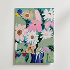 After the Rain Poster by Bozetto har en djärv, abstrakt bukett i en blå vas med rosa, vita och solbruna blommor och gröna blad på en ljus bakgrund - perfekt som färgglad väggkonst för lugn inredning.