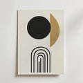 Modern Celestial Forms Poster från Bozetto visar en stor svart cirkel, en guldfärgad halvcirkel och fem bågar på vit botten. Denna geometriska väggkonst är tryckt på premium posterpapper för ett snyggt och modernt utseende.