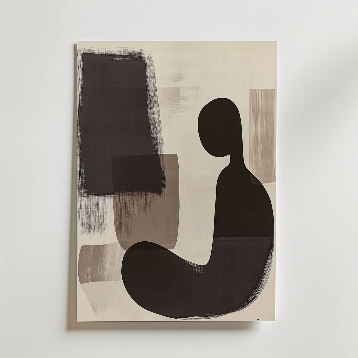 Abstract Solitude Poster by Bozetto har en mörk böjd silhuett som liknar en sittande figur på en ljus bakgrund med beige och bruna penseldrag. Tryckt på premiumpapper för en lyxig matt finish.