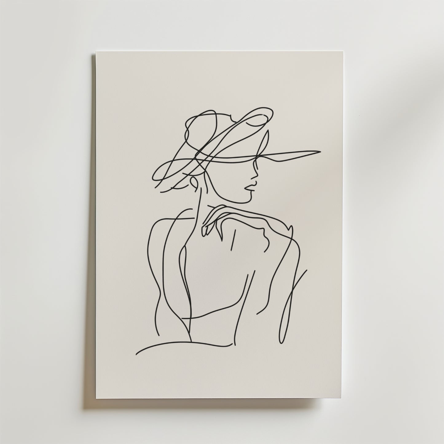 Bozetto Parisian Grace Poster har en minimalistisk linjeteckning av en kvinna med en bredbrättad hatt som utstrålar parisisk charm. Postern är tryckt på premiumpapper och avtecknar sig mot en krispigt vit bakgrund.