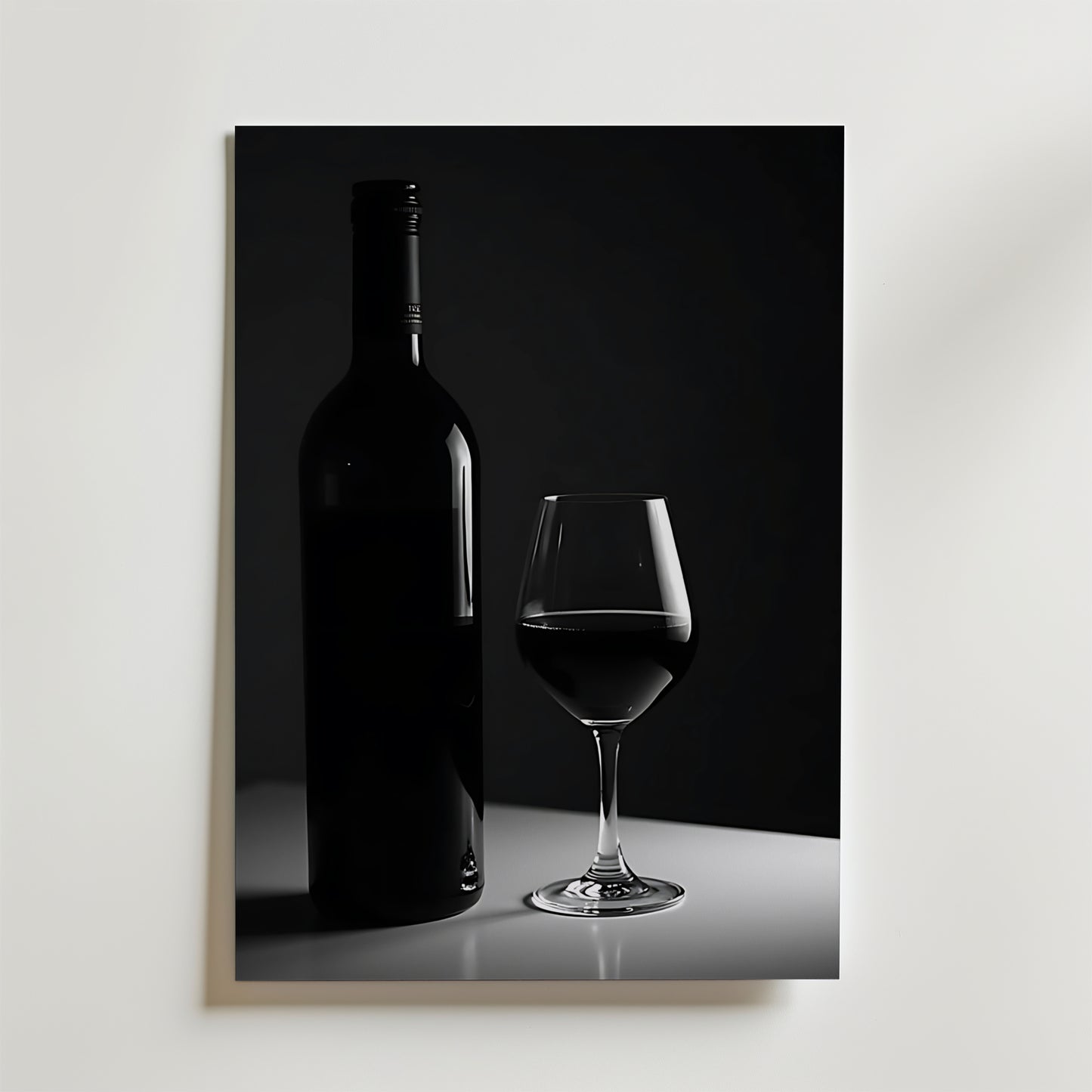 Bozetto Timeless Decanter Poster har en svartvit bild av en vinflaska och ett glas med dramatiska skuggor, tryckt på FSC-certifierat premiumpapper - ett elegant tillägg till alla rum.