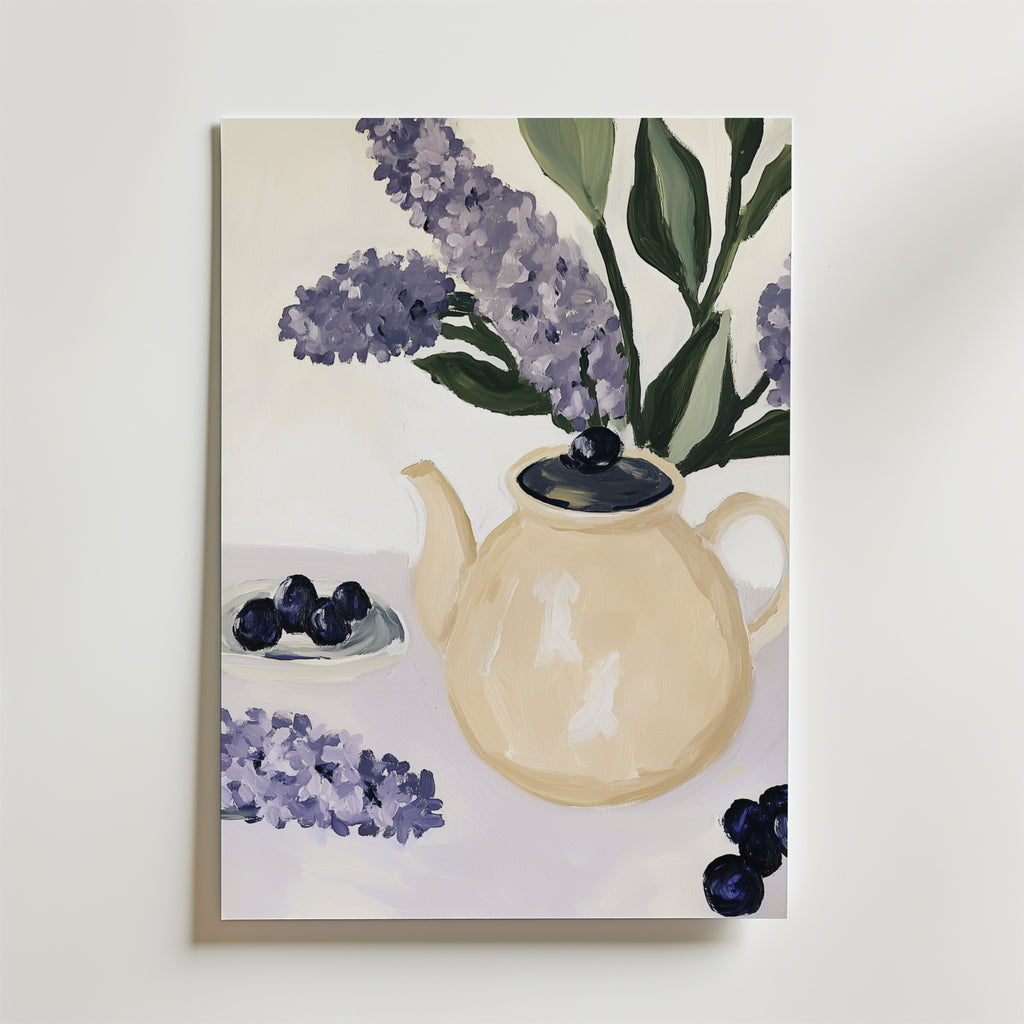 På Bozetto Cherry Blossom Pathway Poster syns en gräddfärgad tekanna med mörkt lock, lila syrener, gröna blad och spridda blåbär på en ljus yta, vilket skapar en lugn och fridfull atmosfär.