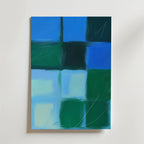 Aoba Serenity Poster från Bozetto har stora blå och gröna block i ett rutnät, accentuerat med subtila vita linjer för textur, vilket skapar en harmonisk atmosfär som är perfekt för japandisk inredning.