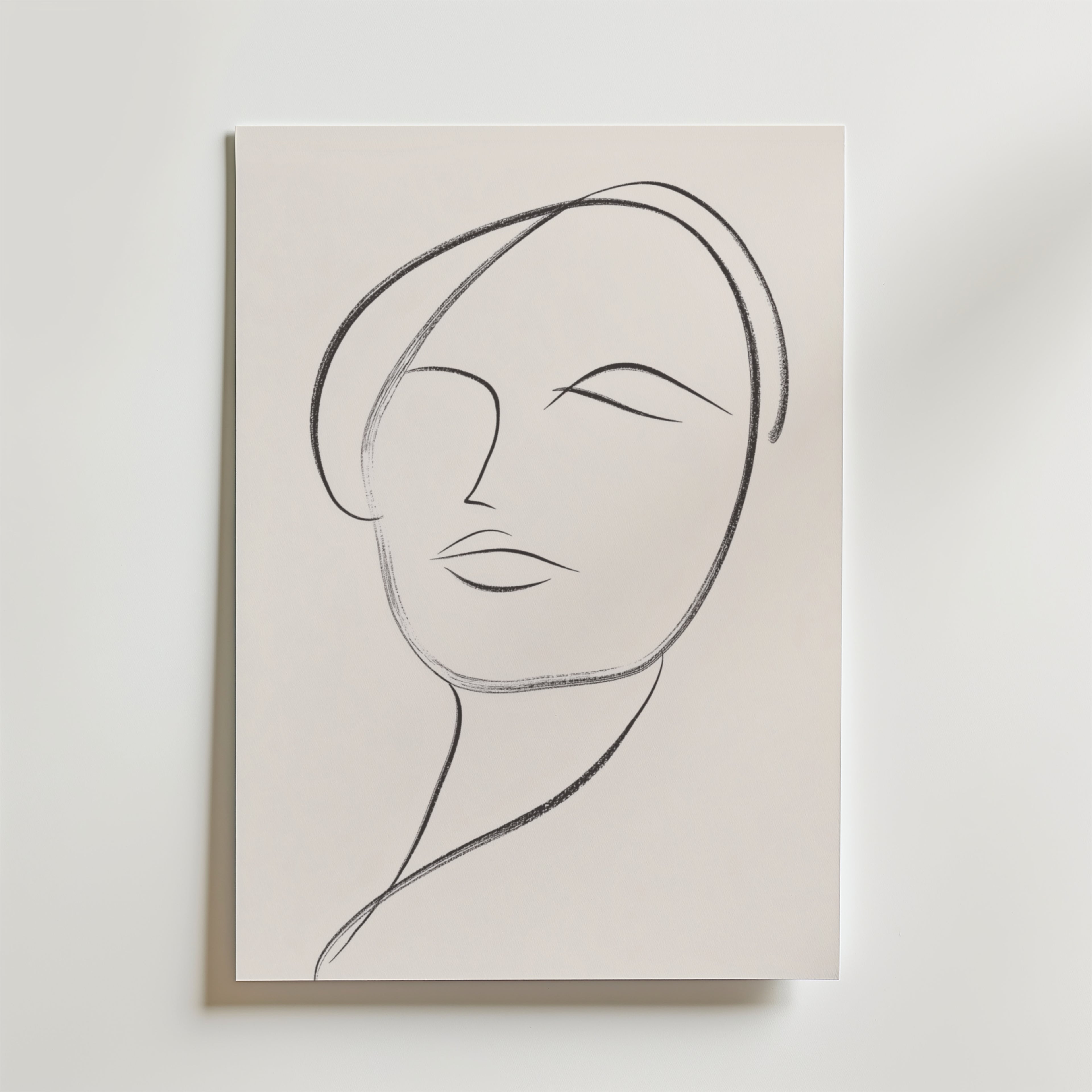 Bozetto's Minimalist Female Portrait Poster visar en modern linjeteckning av en kvinnas ansikte i enkla svarta streck på premiumpapper, med ögon, läppar och en lätt huvudlutning mot en ljus bakgrund.