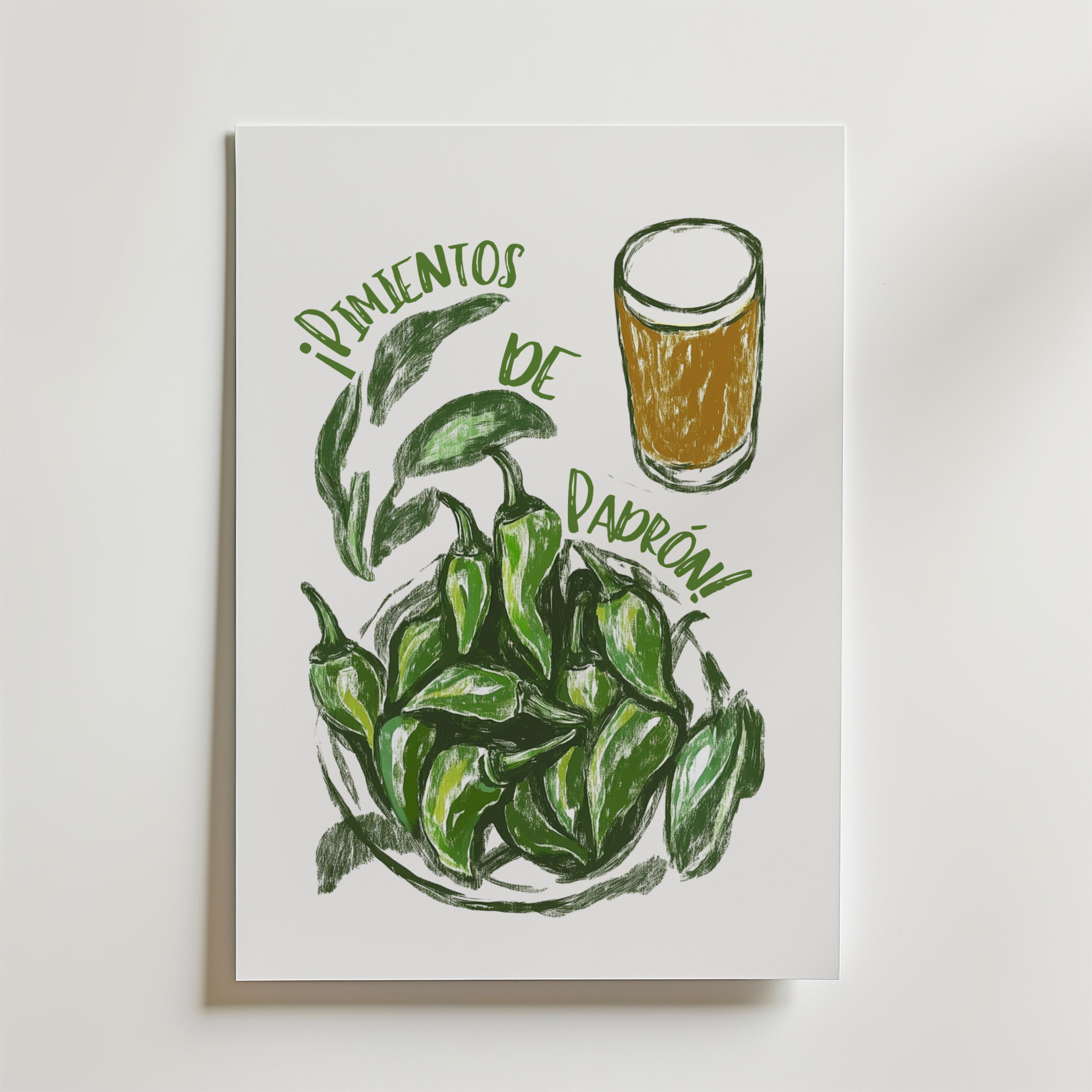 Bozetto Pimentos De Padrones Poster visar en tallrik med grön paprika, ett glas bärnstensfärgad öl och den spanska frasen "¡Pimientos de Padrón!", tryckt på matt premiumpapper.