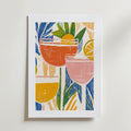 Tropical Reflections Drink Poster från Bozetto visar tre livfulla cocktailglas i rött, rosa och gult med citrus- och bladdetaljer, tryckt på premiumpapper för ett fantastiskt utseende - perfekt för alla neutrala väggar.