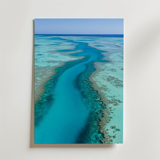 Turquoise Stream Poster by Bozetto har en fantastisk flygbild av ett turkosfärgat korallrev i klarblått vatten, tryckt på FSC-certifierat premiumpapper med en lyxigt matt yta som förstärker levande blå och gröna gradienter.