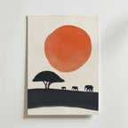 Savanna Silence Poster från Bozetto föreställer minimalistiska elefanter och ett träd som avtecknar sig mot en orange sol på vitt, vilket för tankarna till ett lugnt afrikanskt landskap. Tryckt på FSC-certifierat premiumpapper.