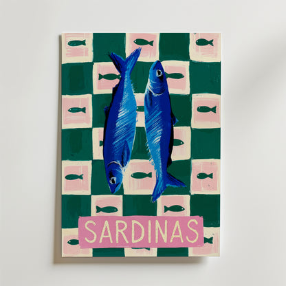 Bozetto Sardinas Fish Poster föreställer två blå sardiner på en grön och rosa rutig bakgrund med svarta fiskikoner och texten "SARDINAS", en blandning av popkonst och nautisk affischstil.
