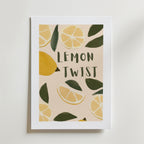 The Lemon Twist Poster by Bozetto är en inramad poster med illustrationer av citronskivor och blad, fet handritad "LEMON TWIST" bokstav, på ljusbeige FSC-certifierat premiumpapper med matt yta.
