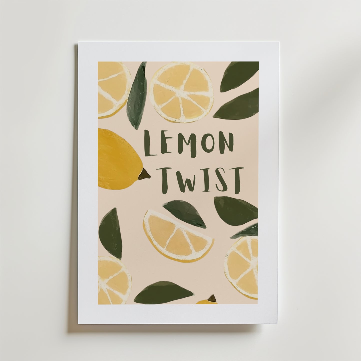 The Lemon Twist Poster by Bozetto är en inramad poster med illustrationer av citronskivor och blad, fet handritad "LEMON TWIST" bokstav, på ljusbeige FSC-certifierat premiumpapper med matt yta.