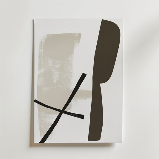 Abstract Balance Poster från Bozetto har djärva bruna och svarta former på premiumpapper med en lyxig matt finish, som framhävs av en stor böjd form och korsande linjer för modern elegans.