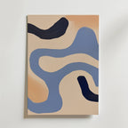 The Space Between Poster by Bozetto har minimalistiska vågiga blå och marinblå former på en beige och solbrun bakgrund, vilket skapar ett organiskt konstverk. Placerad på en vit vägg ger den en modern touch till alla rum.
