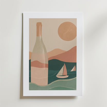 I Whispers Of The Horizon Poster från Bozetto syns en stor vinflaska, segelbåtar och vågigt vatten med kullar och sol i dämpade gröna, rosa och beige toner. Tryckt på premiumpapper - perfekt för heminredning.
