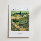 Bozetto Van Gogh Garden With Flowers Poster visar det livfulla konstverket från 1888, med konstnärens namn ovanför en frodig scen med blommor och träd, tryckt på FSC-certifierat premiumpapper.