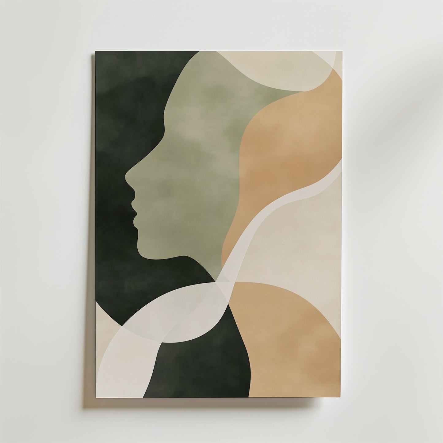 Poster Abstract Face Shape No.2 från Bozetto visar en minimalistisk sidoprofil i jordnära gröna, beige och bruna överlappande former. Affischen är tryckt på premiumpapper med en lyxig matt finish mot en ren vit bakgrund.