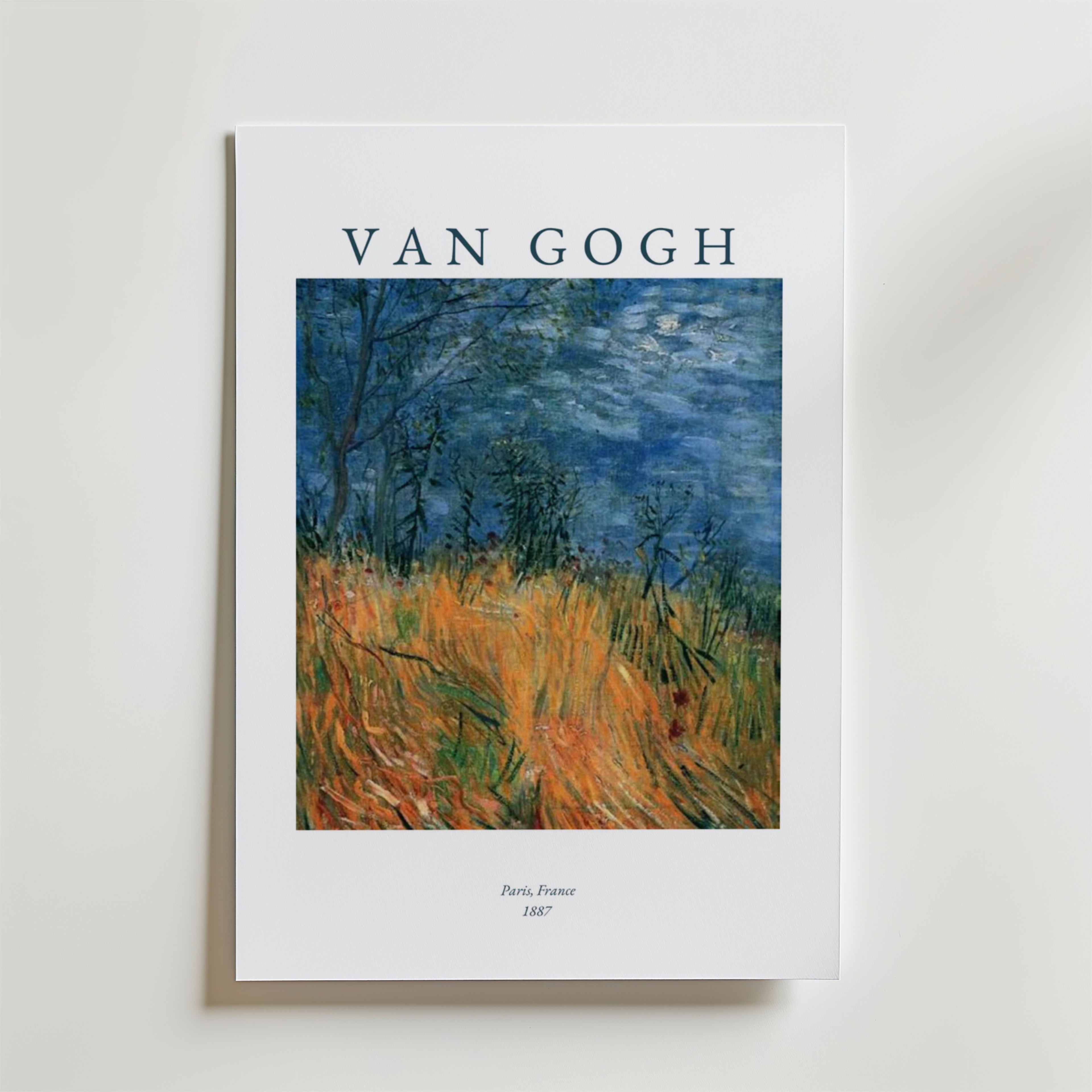 Bozetto Van Gogh Paris Poster visar gyllene vetefält och träd under en virvlande blå himmel, tryckt på FSC-certifierat premiumpapper med "VAN GOGH" ovanför och "Paris, France 1887" nedanför.