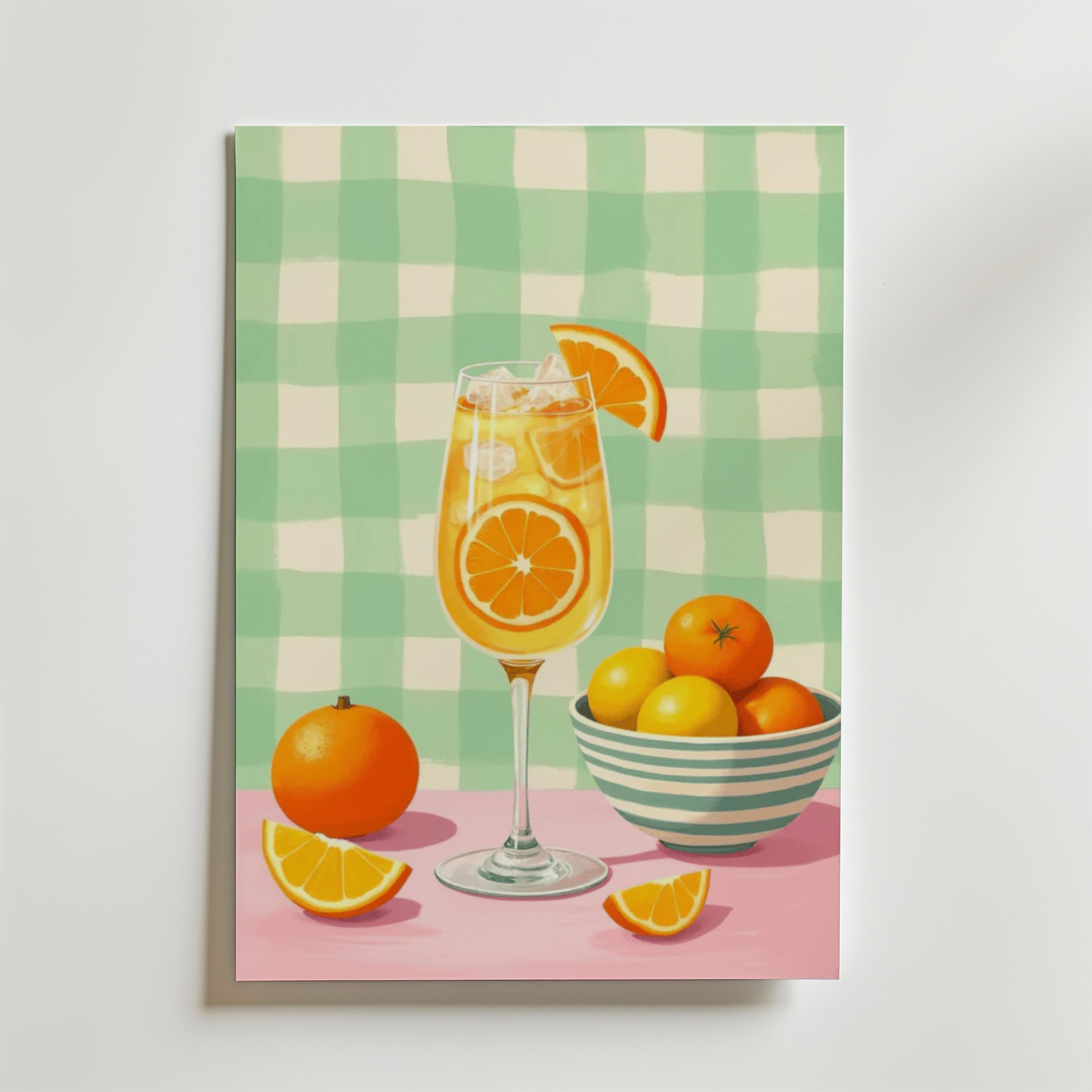 Bozetto Orange Citrus Cocktail Poster visar en citrusdrink med apelsinskivor, en hel apelsin, citronklyftor och frukt på en rosa yta, tryckt på premiumpapper med en matt finish och en grönvitrutig bakgrund.