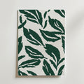Green Leaves Poster från Bozetto har djärva, mörkgröna överlappande bladmönster på FSC-certifierat premiumpapper, vilket ger en livlig och miljövänlig design.