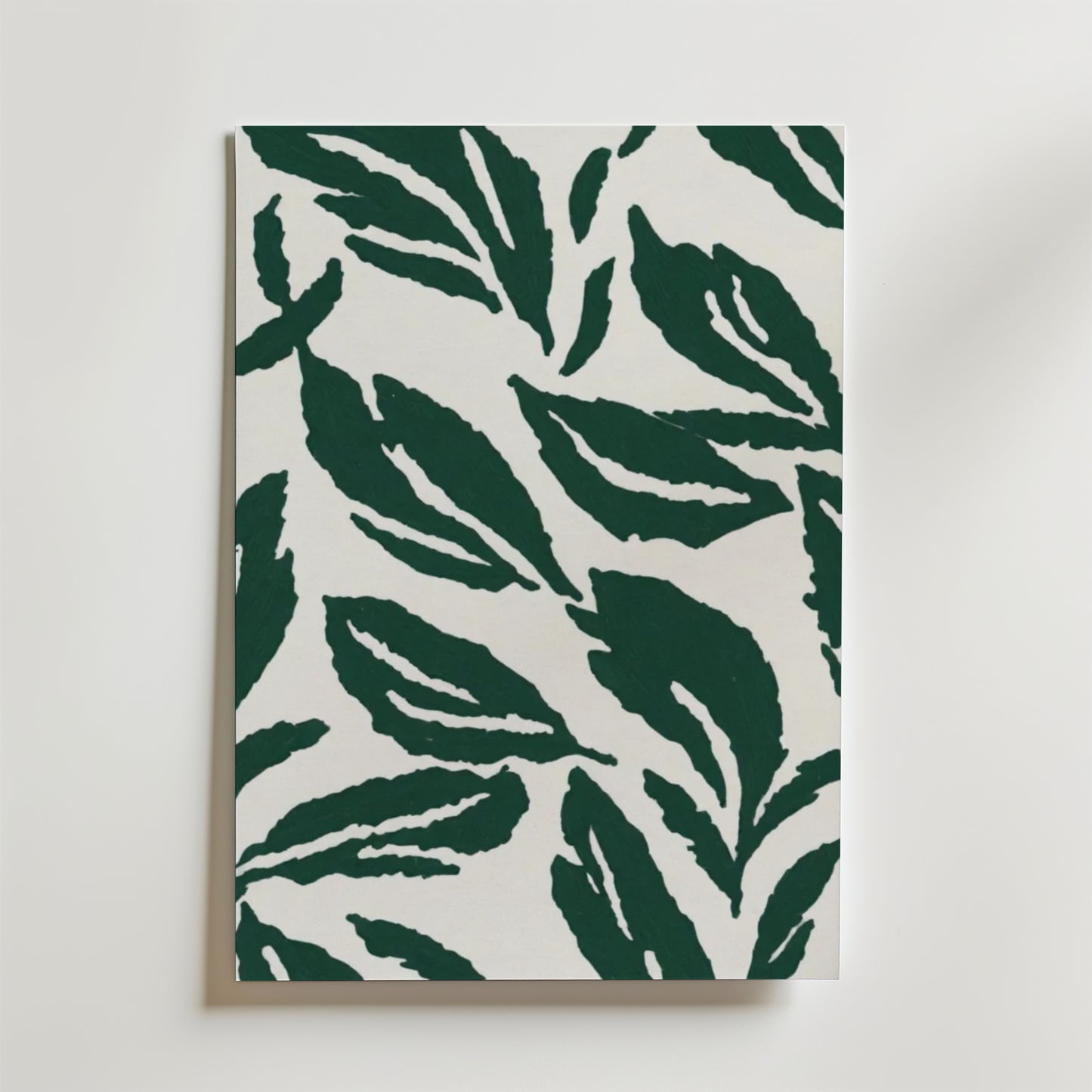 Green Leaves Poster från Bozetto har djärva, mörkgröna överlappande bladmönster på FSC-certifierat premiumpapper, vilket ger en livlig och miljövänlig design.