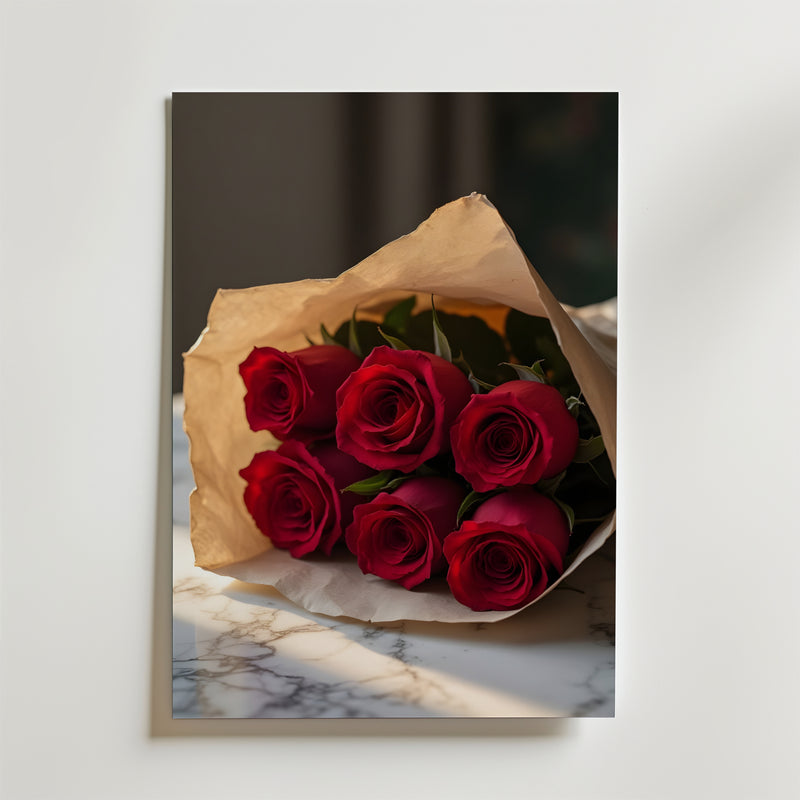 Bozetto Red Rose Bouquet Poster visar sex röda rosor inslagna i brunt papper på en vit marmoryta, tryckt på premiumpapper med en matt finish som framhäver naturligt ljus och mjuka skuggor.