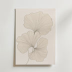 Ginkgo Leaf Poster by Bozetto visar tre överlappande ginkgoblad med fina, delikata linjer på en vit bakgrund, tryckt på FSC-certifierat premiumpapper som framhäver bladens ådror och organiska former i en minimalistisk stil.