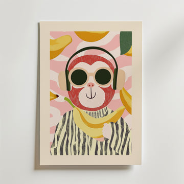 Bozetto Banana Life Poster visar en apa i hörlurar, runda solglasögon och randig skjorta som håller i en banan. Bland abstrakta former och bananer är den tryckt på premiumpapper med lyxigt matt yta.