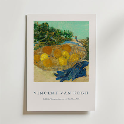 Bozetto Van Gogh Oranges And Lemons No.2 Poster på premiumpapper visar livfulla citrusfrukter i ett bo, blå handskar och gröna bladverk, med konstnärens namn och målningsdetaljer under stillebenkonstverket.