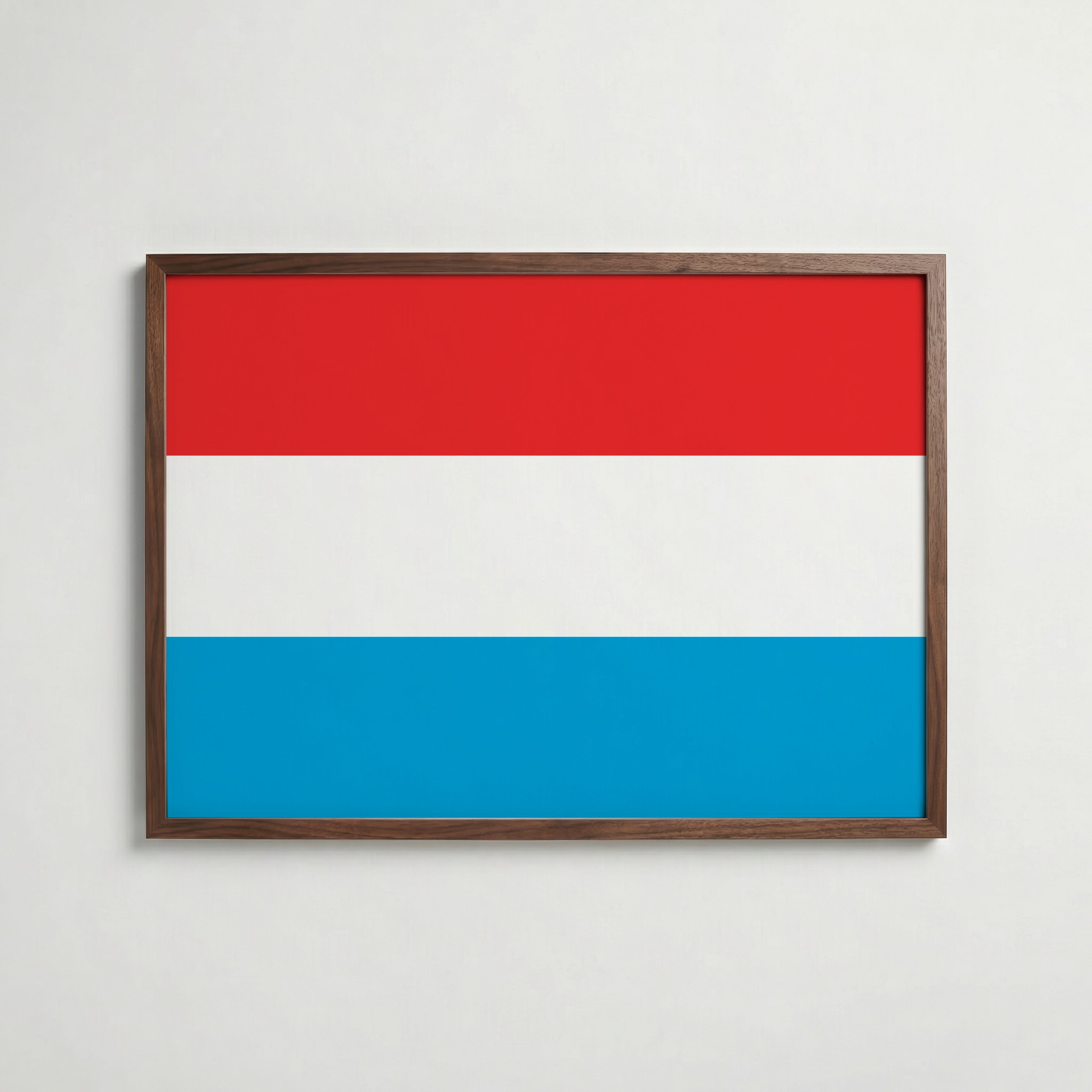 Luxembourg National Flag Poster i valnötsram – varm konstaffisch för hemmet från Bozetto