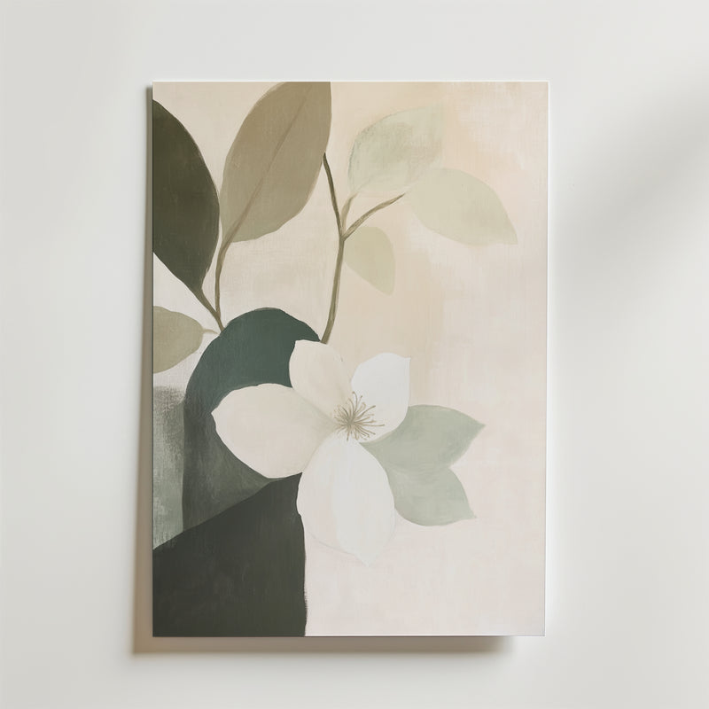 Green And Beige Flowers Poster från Bozetto visar en vit blomma med gröna blad på en ljus beige bakgrund. Postern är tryckt på premiumpapper med en lyxig matt finish och dess minimalistiska design och dämpade toner skapar lugn elegans.