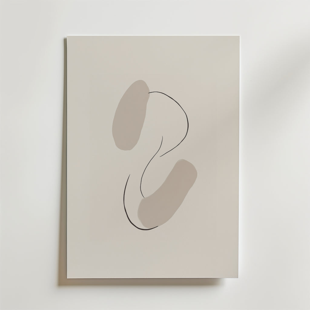 Gentle Curves Poster by Bozetto visar två beige ovaler och en böjd svart linje på vitt, monterad på en vit vägg. Postern är tryckt på premiumpapper med en lyxig matt finish och ger en modern touch till alla rum.