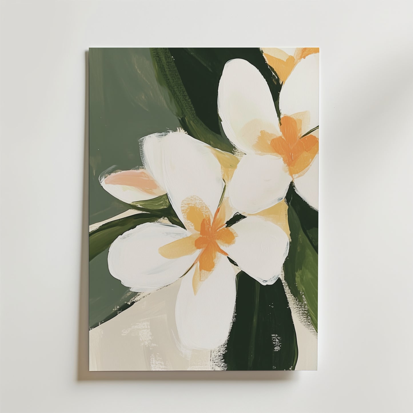 Bozetto White Rose Bloom Poster visar vita blommor med gul-orange mitt och gröna blad på en mjuk, neutral bakgrund. Djärva penseldrag och en minimalistisk stil är tryckt på premiumpapper.