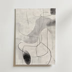 Bozetto Monochrome Flow Poster har abstrakta flytande svarta och grå linjer på vitt, tryckt på FSC-certifierat premiumpapper med en lyxigt matt yta för ett minimalistiskt och elegant utseende.