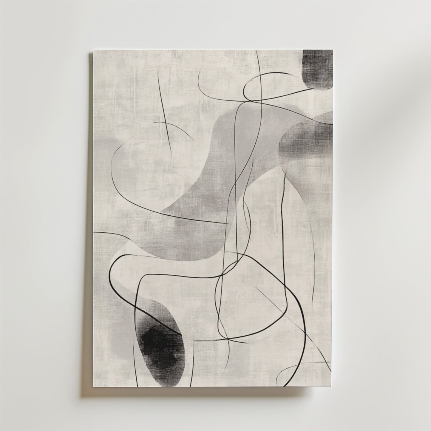 Bozetto Monochrome Flow Poster har abstrakta flytande svarta och grå linjer på vitt, tryckt på FSC-certifierat premiumpapper med en lyxigt matt yta för ett minimalistiskt och elegant utseende.