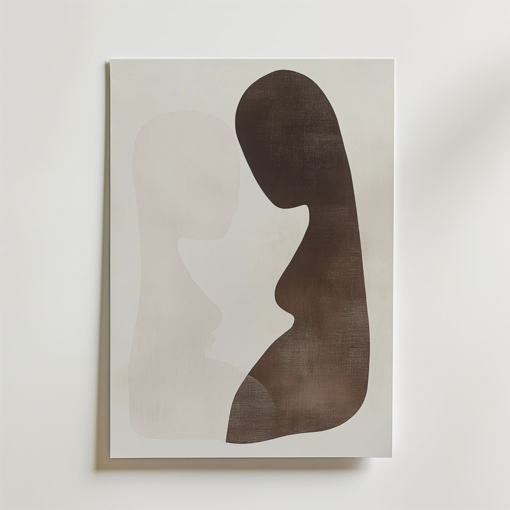 Postern Abstract Lovers från Bozetto har två överlappande silhuetter i ljus beige och mörkbrun på vit botten, tryckt på premiumpapper med en lyxig matt finish för en sofistikerad, modern look.