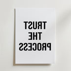 Trust The Process (Mirror Edition) Poster – En minimalistisk och konceptuell poster där budskapet spegelvänds – bokstavligen.