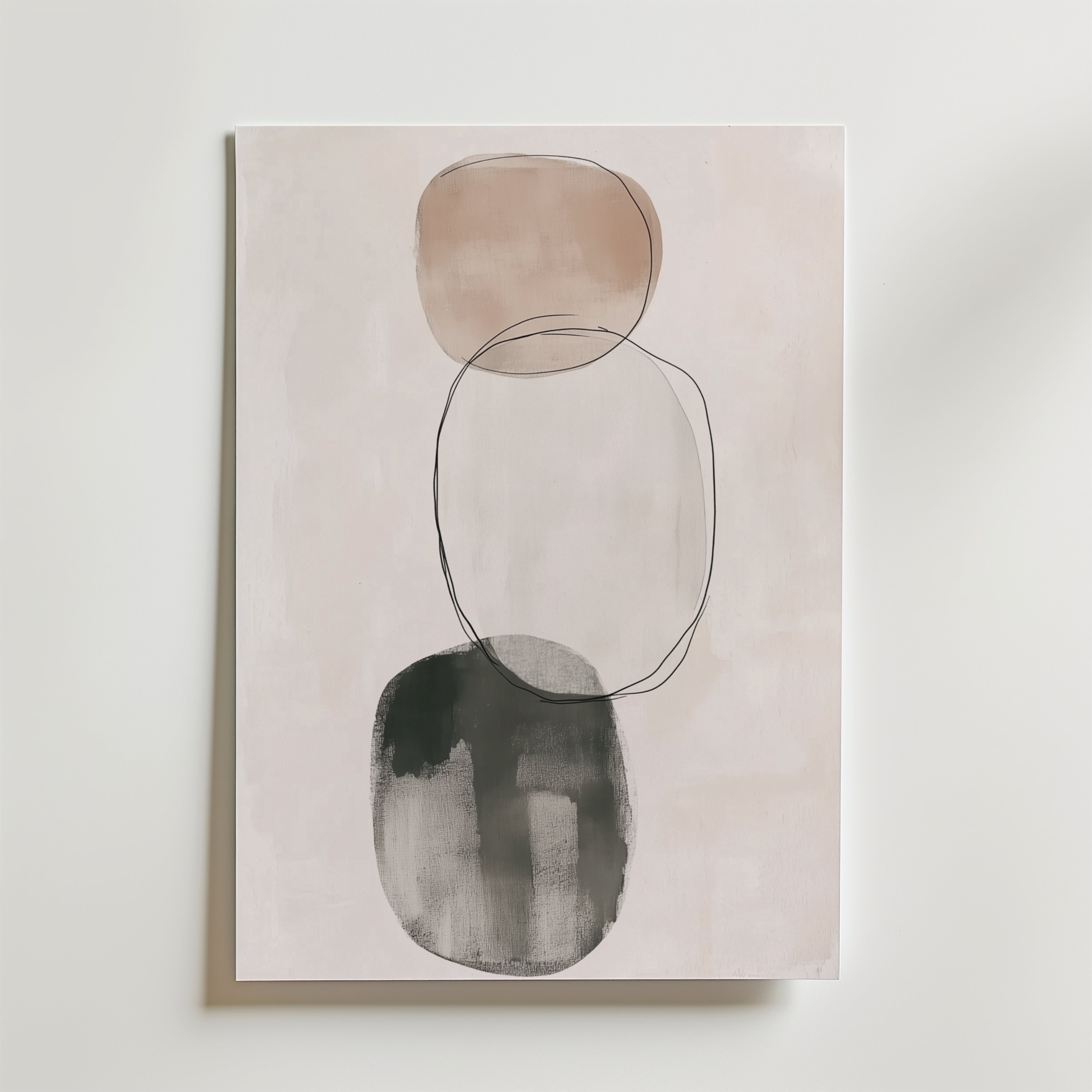 Postern Soft Balance Poster från Bozetto har minimalistisk abstrakt konst med tre överlappande ovaler i beige, ljusrosa och mörkgrå på en matt yta, konturerade av tunna svarta linjer och tryckt på premiumpapper med en ljus neutral bakgrund.