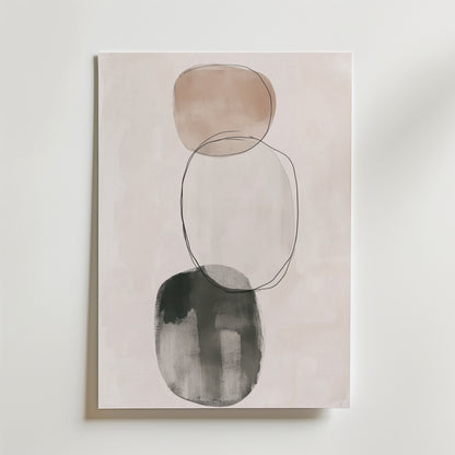 Postern Soft Balance Poster från Bozetto har minimalistisk abstrakt konst med tre överlappande ovaler i beige, ljusrosa och mörkgrå på en matt yta, konturerade av tunna svarta linjer och tryckt på premiumpapper med en ljus neutral bakgrund.
