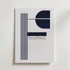 Bauhaus Modern Geometry Poster från Bozetto har djärva svarta ränder, en horisontell linje, en halvcirkel och "bauhaus" i moderna gemener - perfekt konstverk inredning för fans av minimalistisk geometrisk konst.