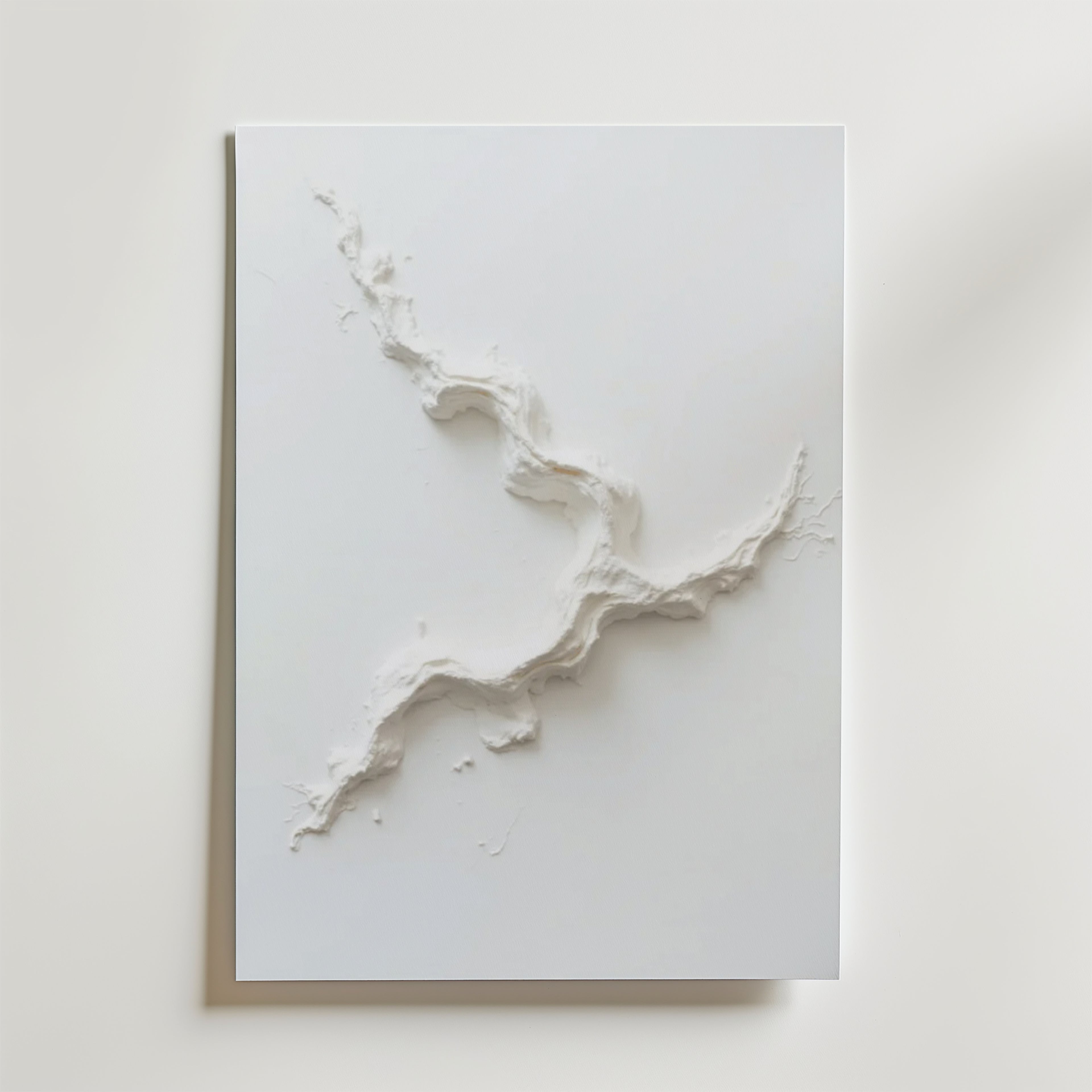 Abstract White Movement Poster by Bozetto har upphöjda, texturerade linjer som en slingrande flod över en vit rektangel, vilket kastar subtila skuggor på dess högkvalitativa finish och lyxigt matta yta.