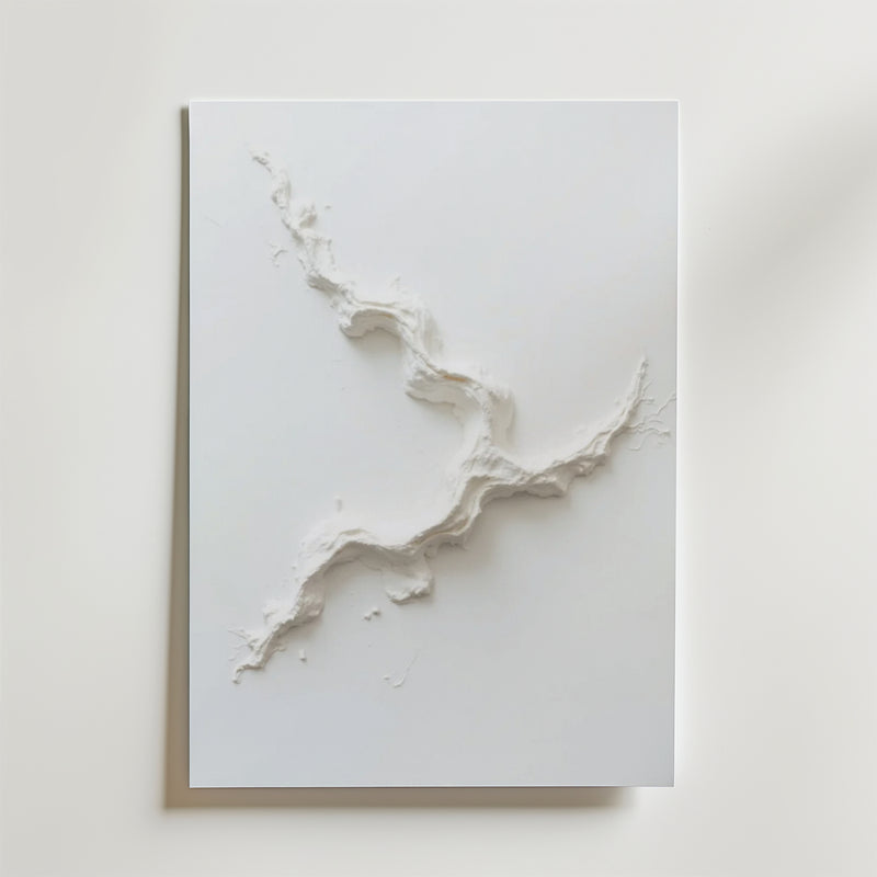 Abstract White Movement Poster by Bozetto har upphöjda, texturerade linjer som en slingrande flod över en vit rektangel, vilket kastar subtila skuggor på dess högkvalitativa finish och lyxigt matta yta.