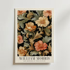 Bozetto Blooming Flower Pattern William Morris Poster föreställer utsmyckade blommor i orange och persika med gröna blad på en svart bakgrund och elegant text nedanför: William Morris - The Artistry of 19th Century.