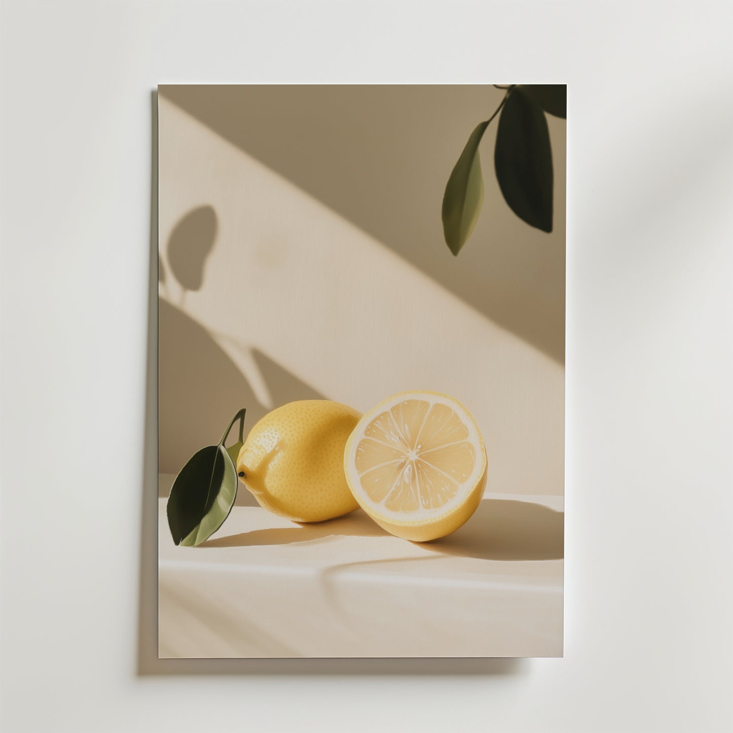 Ett minimalistiskt foto av en hel och en halv citron med ett grönt blad, mjuka skuggor och en neutral bakgrund i Golden Simplicity Poster från Bozetto, tryckt på premiumpapper för en lyxig matt finish.