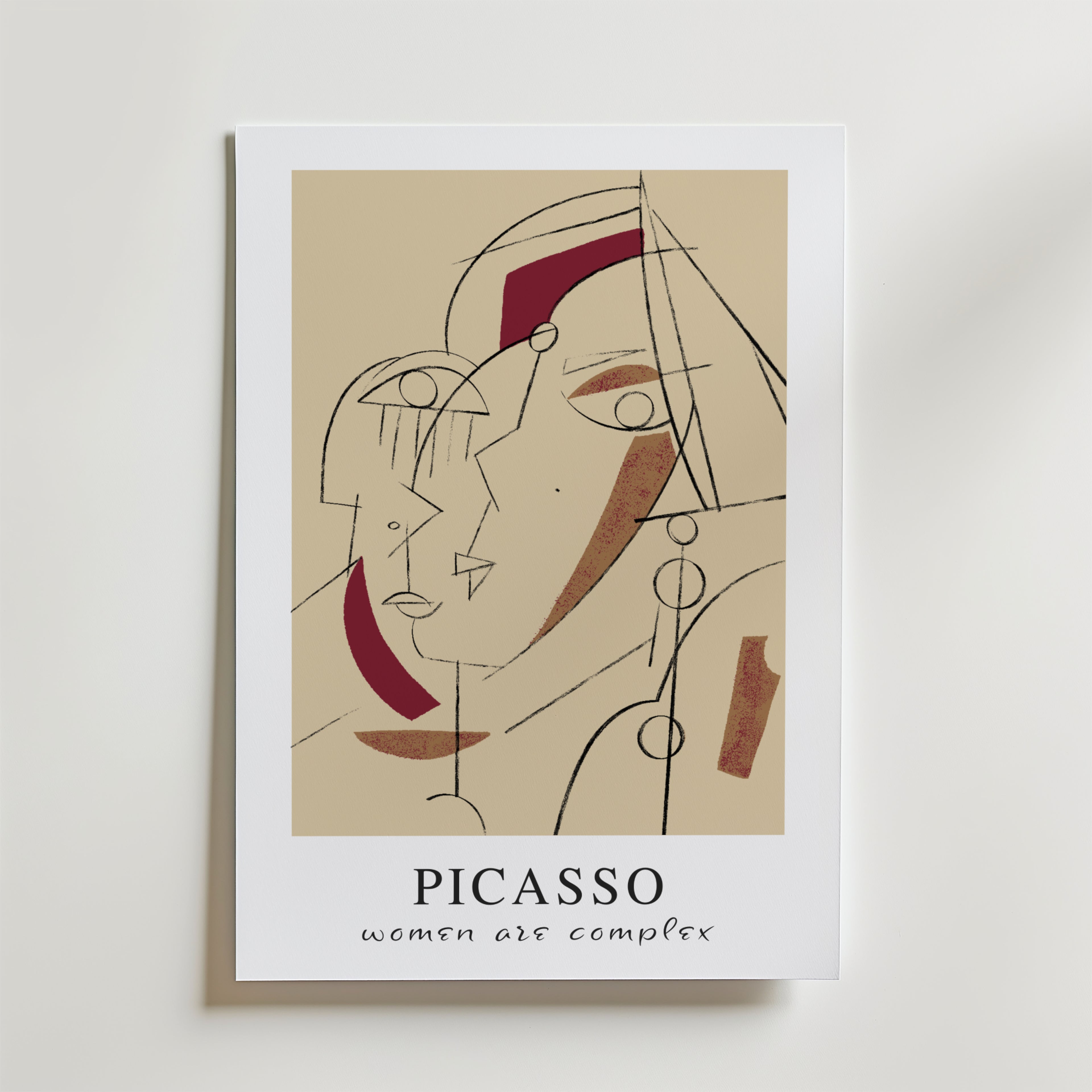 Postern "Picasso Women Are Complex" från Bozetto har abstrakt linjekonst av två överlappande kvinnoansikten i jordnära toner och geometriska former - perfekt minimalistisk konst för modern inredning. Under bilden står texten: PICASSO kvinnor är komplexa.