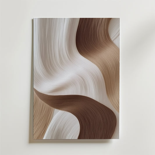 Postern Abstract Flow Poster från Bozetto är tryckt på premiumpapper med en matt finish och visar vågiga linjer i vitt, beige och brunt för en dynamisk, texturerad look på en ljus bakgrund.
