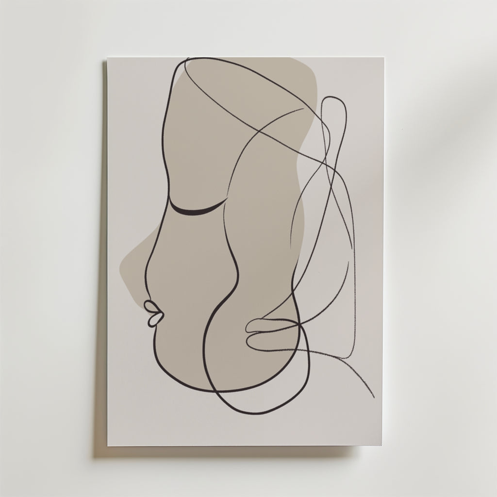 Bozetto Gentle Kiss Poster är en minimalistisk abstrakt linjeteckning på premiumpapper, med flytande svarta linjer som bildar en ansiktsprofil och beige skuggning, mot en vit bakgrund.