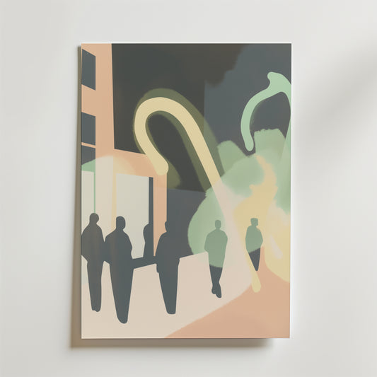 Postern Afterglow från Bozetto visar abstrakta silhuetter nära en byggnad med gröna, gula och persikofärgade pastellfärger. Postern är tryckt på premiumpapper med en lyxig matt finish och skapar en drömsk, atmosfärisk effekt.