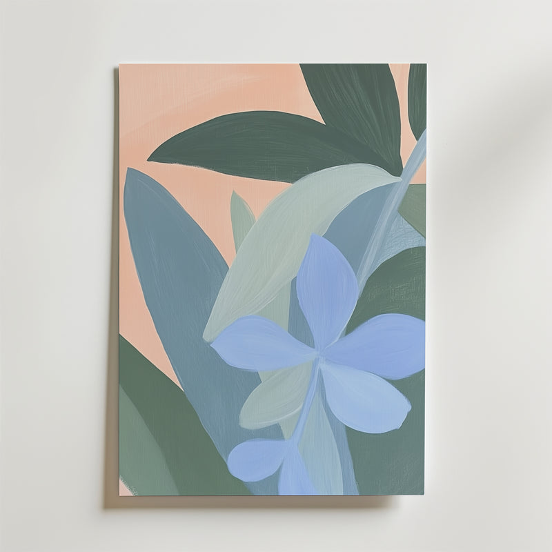 Abstrakt Blue Flowers Poster från Bozetto visar blå och gröna blad med en djärv blå blomma på en persikofärgad bakgrund. Postern är tryckt på premiumpapper och ger modern stil till alla rum. Visas på en vit vägg.